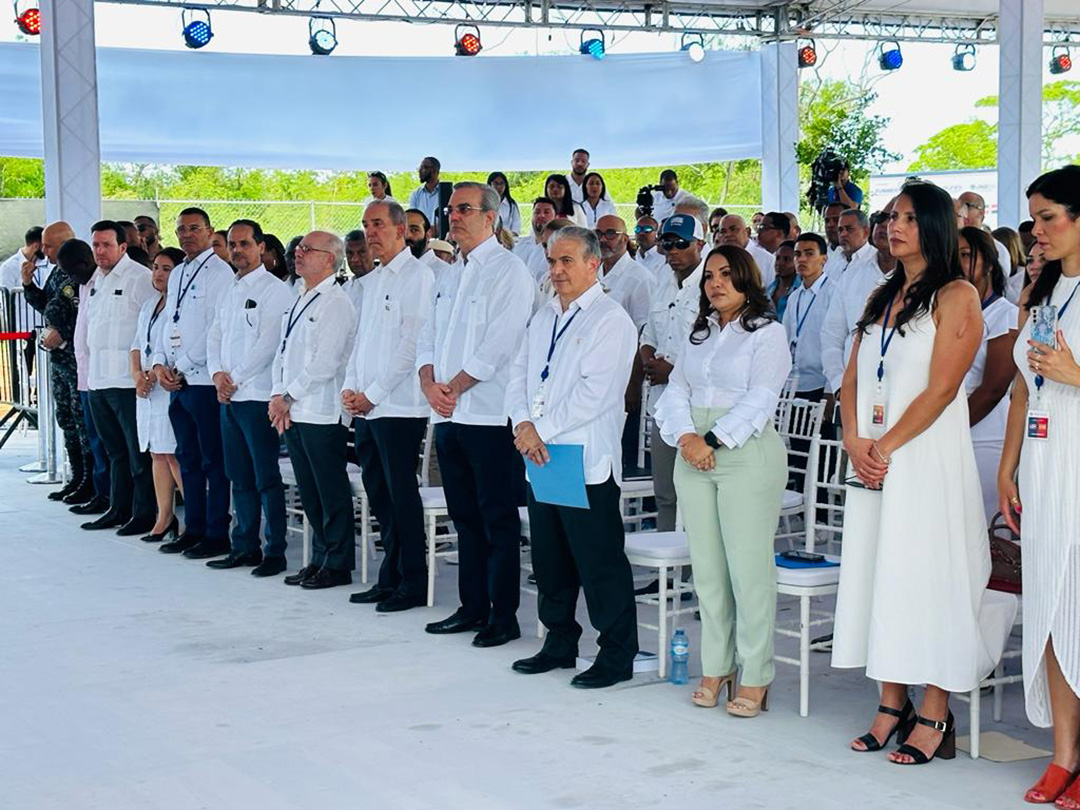 El presidente de República Dominicana da «el primer picazo» de UNIROMANA, impulsada por FUNIBER
