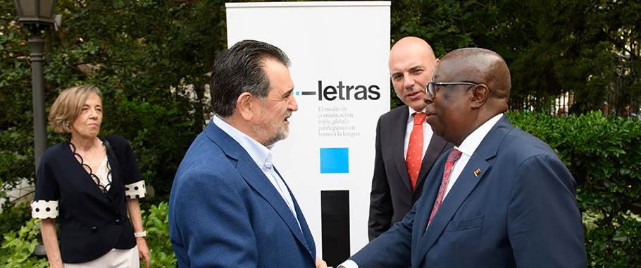 Arsenio Escolar, director de Archiletras, recibe al Embajador de Angola Alfredo Dombe en presencia de Durántez Prados, representante de FUNIBER y UNIC.