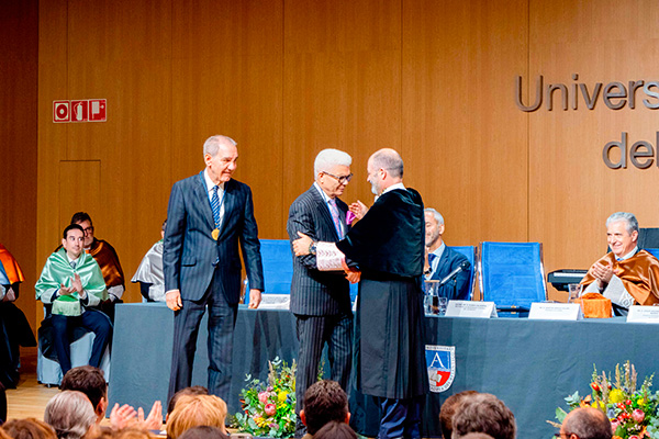 Entrega de la medalla de honor de UNEATLANTICO al Dr. José Cancel. 