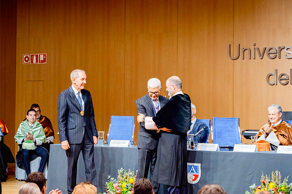 Entrega de la medalla de honor al viceministro, José Antonio Cancel en UNEATLANTICO. 