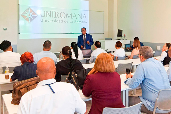Impartición del Taller de Procesos de Documentación en UNIROMANA