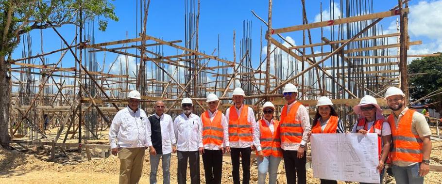 El ministro del MESCYT visita la obra en construcción de la Universidad de La Romana