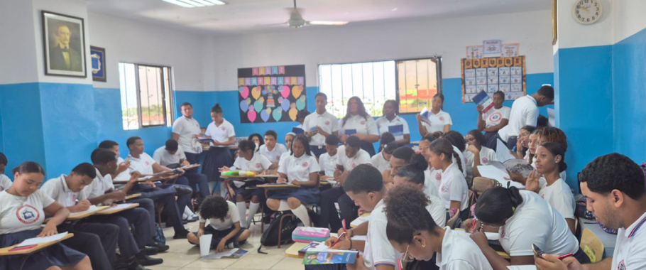 Presentación en el Colegio Evangélico Sinaí