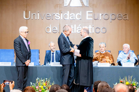 Entrega de la medalla de honor al ministro, Franklin García en UNEATLANTICO.