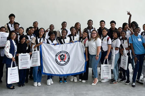 Alumnos del Liceo Benito Jiménez visitan el campus de UNIROMANA