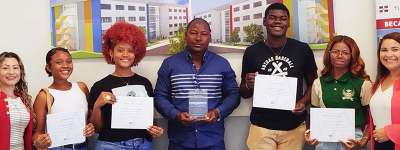 UNIROMANA entrega un premio al equipo ganador de la Liga Nacional de Debate Escolar 2025