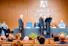 Entrega de la medalla de honor de UNEATLANTICO al Dr. Franklin García.